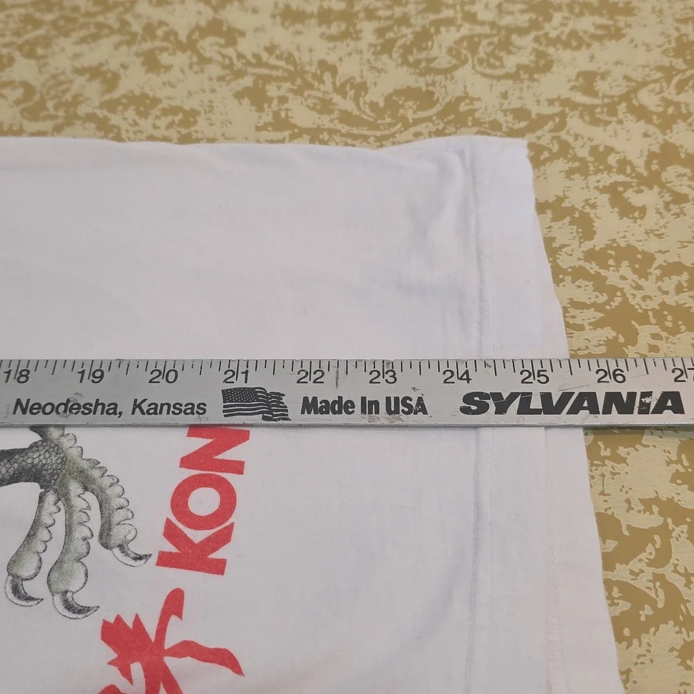 Vintage Hong Kong dragon graphic T-shirt.  - Picture 7 of 7